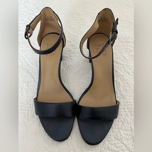 Naturalizer size 8 ankle strap sandals